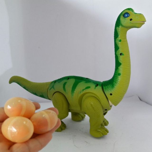 Chú khủng long vừa ăn cỏ vừa đẻ trứng