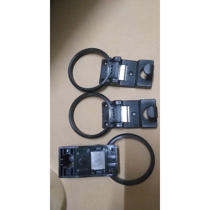 Để ly nước sau ghế xe khách