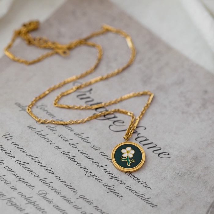 Dây chuyền titan mặt tròn sơn xanh vẽ bông hoa nhỏ không gỉ WN2201