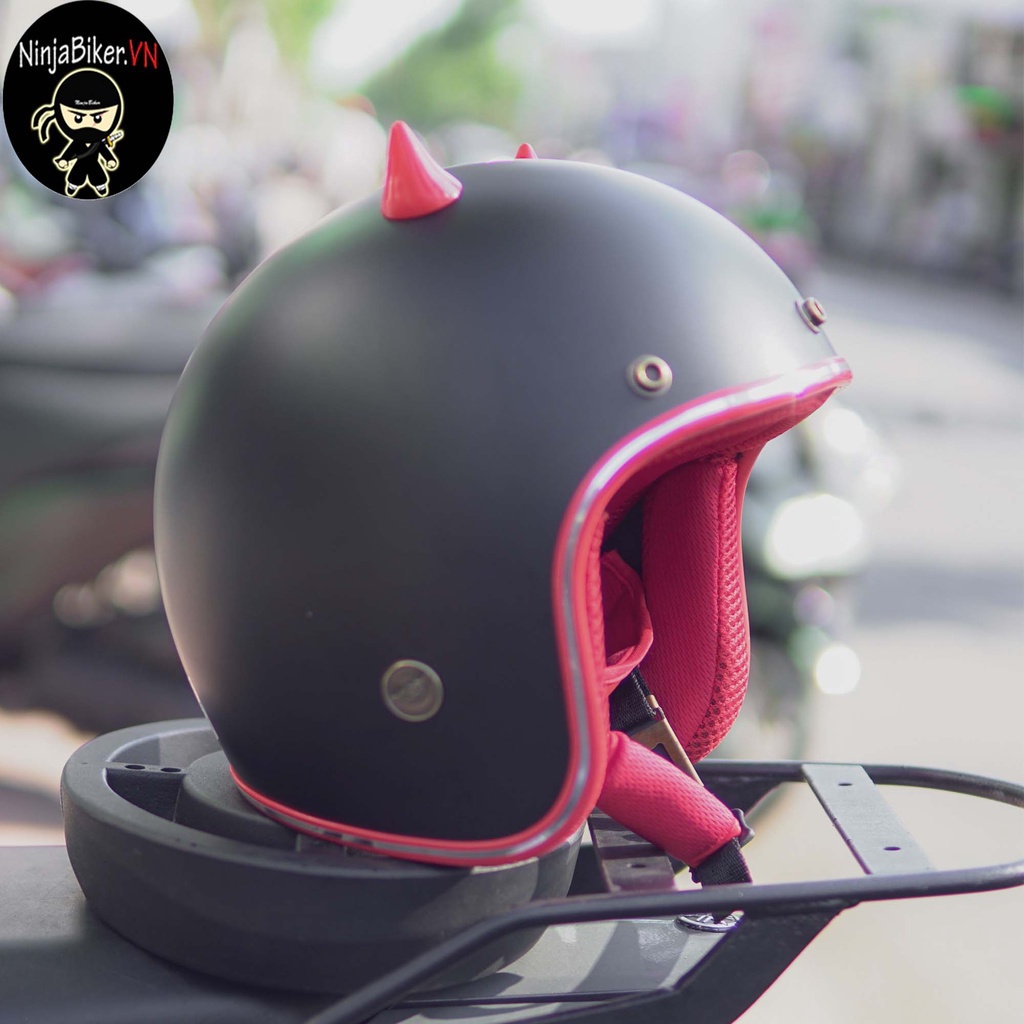 Nón bảo hiểm NTMAX 3/4 màu đen lót đỏ tặng kèm phụ kiện sừng mini đỏ
