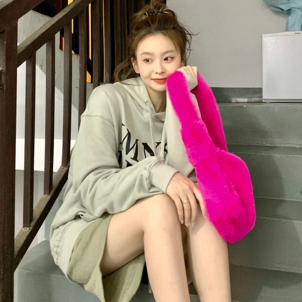 Túi đeo vai phối lông thỏ thiết kế xinh xắn y2k