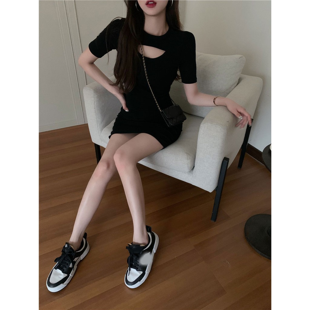 Đầm body đen khoét ngực