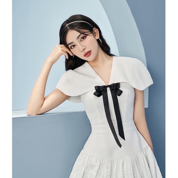 Đầm trắng đi dự tiệc cưới thiết kế dáng xòe, cổ V, đính nơ sang trọng