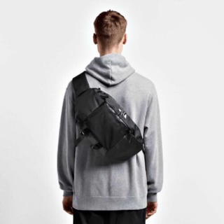 Túi đeo chéo đen Das classic urban backpack unisex