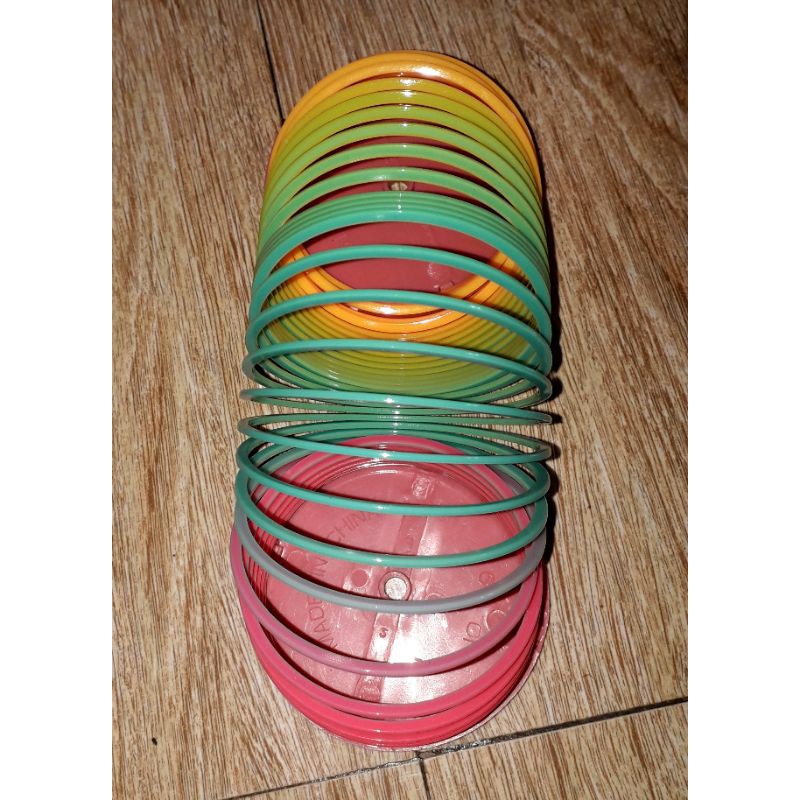 Chiếc lò xo cầu vồng 7 màu bằng nhựa đường kính 10cm