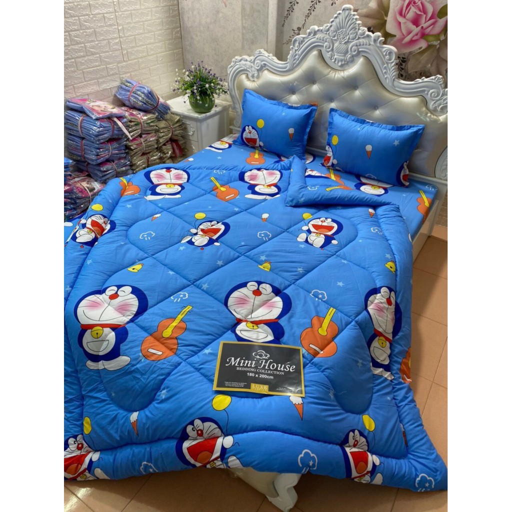 Trọn Bộ 4 Món Vỏ Chăn Ga Gối Cotton Poly Mẫu DORAEMON ĐÁNH ĐÀN Cho Bé Trai Siêu Xinh VC402