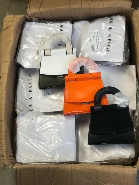 🆘️Hot hot hot. Túi charles& keith mini🆘️