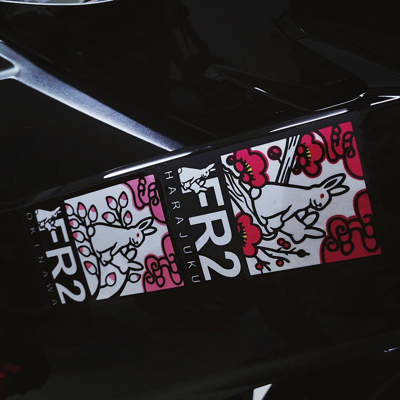 Miếng Dán Phản Quang Hình Thỏ Nhật Bản Trang Trí Cửa Sổ Xe Hơi