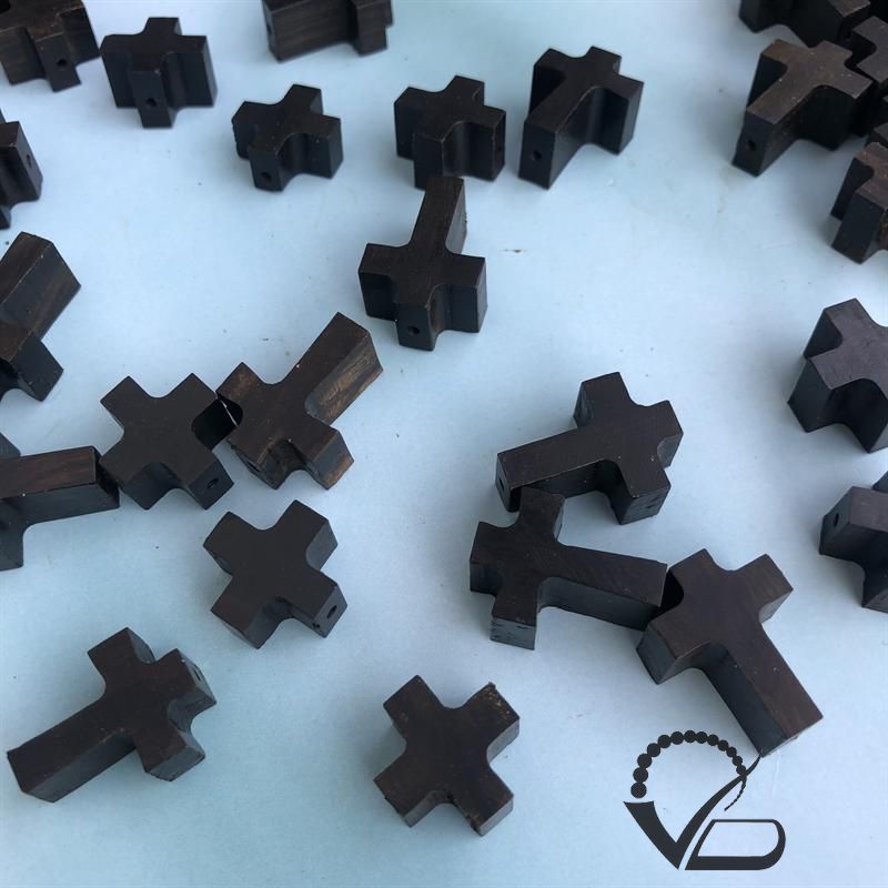 Charm Thánh Giá gỗ Mun dành cho khách Công giáo