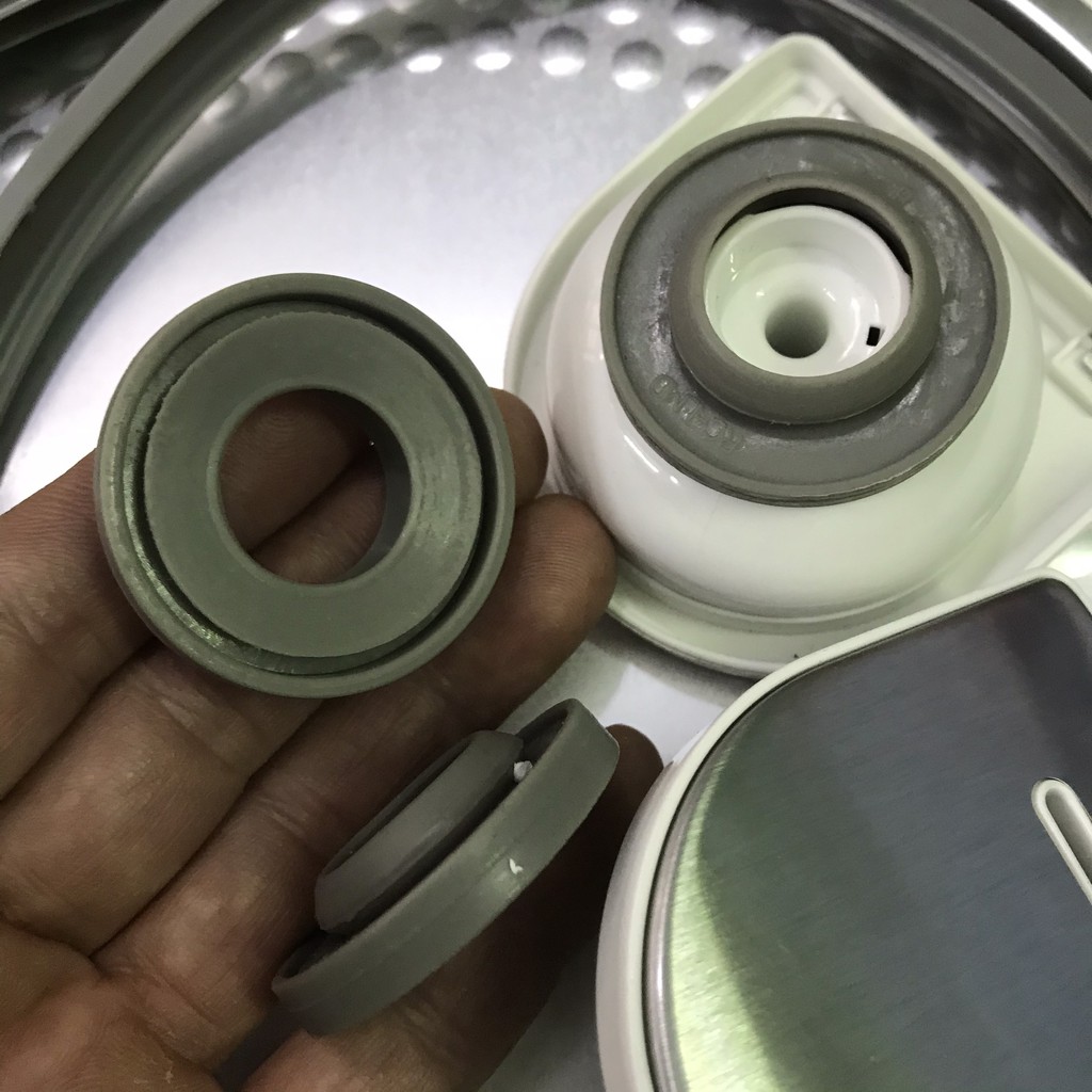Nắp đậy nồi cơm điện Toshiba  - lẫy nút mở vung nắp linh phụ kiện, phụ tùng