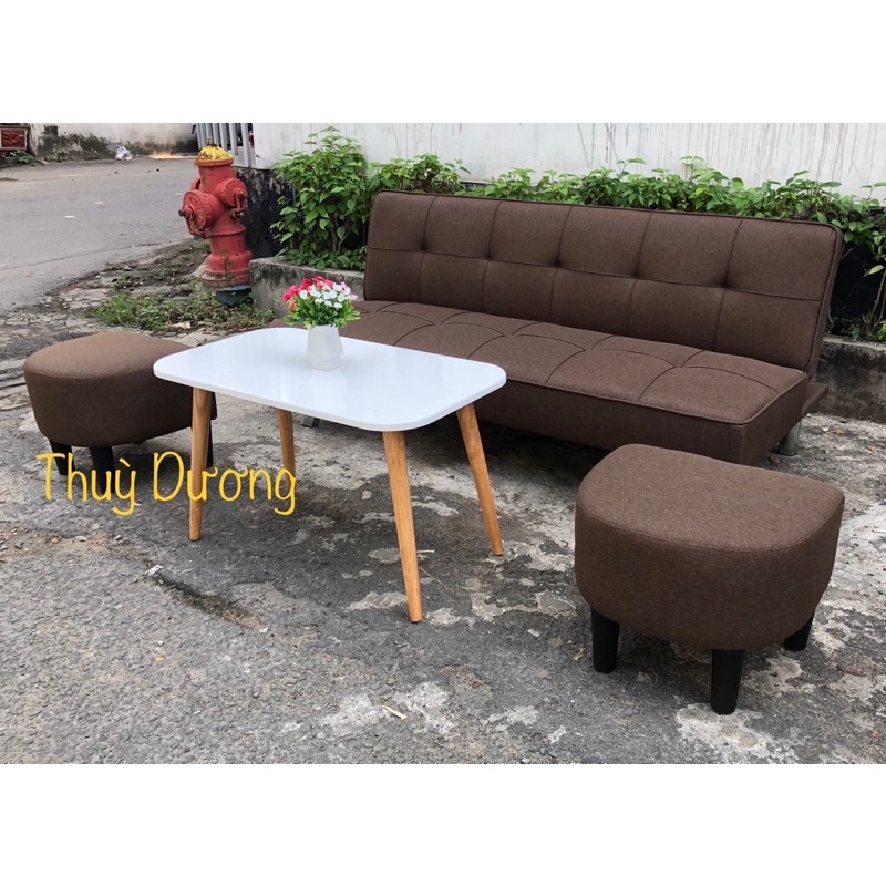 Ghế sô pha giường - Sofa Bed giá rẻ bọ vải bố màu nâu cho phòng diện tích nhỏ có bàn và ghế đôn