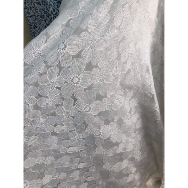 Vải ren thêu hoa hai màu trắng và kem