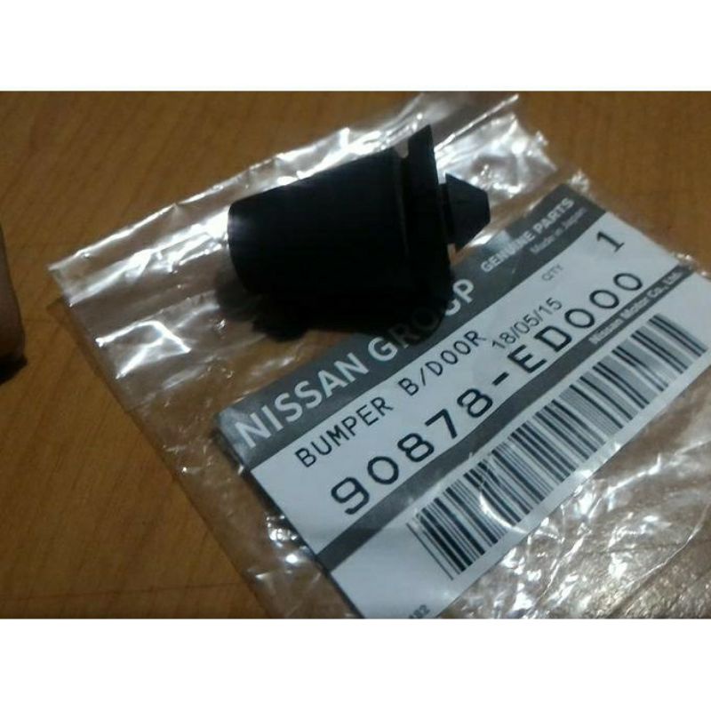 Đệm cao su chống va đập cốp sau ô tô NISSAN GRAND LIVINA