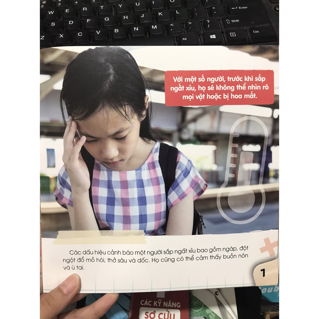 Sách - Các kĩ năng sơ cứu cơ bản : Ngất xỉu và co giật