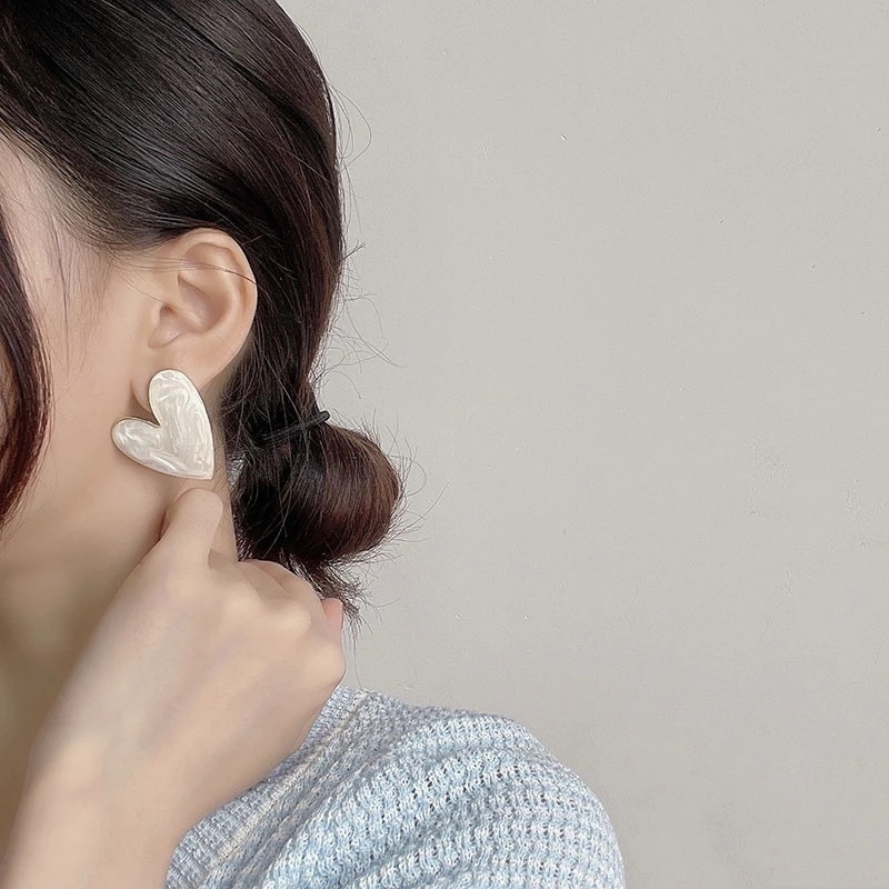 1 Đôi Bông Tai Xỏ Lỗ Hình Trái Tim Lớn Màu Sắc Trắng Dành Cho Nữ