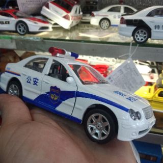 Xe cảnh sát mô hình  bằng  sắt 1:32