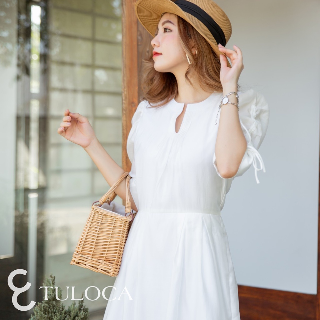 Đầm Công Sở Nhẹ Nhàng Tuloca Màu Trắng Cổ Trụ Xếp Li Tay Bồng Cột Nơ - Hàng Thiết Kế