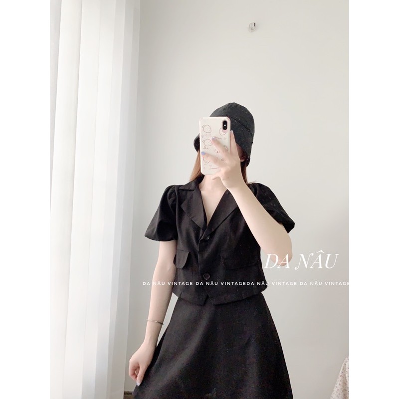 Set áo blazer croptop tay ngắn và chân váy nữ xòe trơn năng động – Da Nâu Vintage