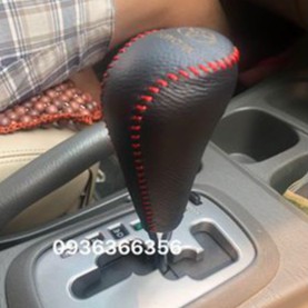 DA BÒ TỰ NHIÊN _ BỌC CẦN SỐ TOYOTA INNOVA, FORTUNER, HILUX 2006-2016 SỐ TỰ ĐỘNG. KHẮC LOGO HÃNG TOYOTA THEO XE