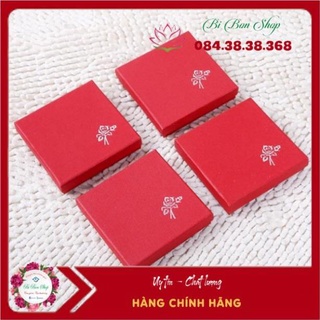 Hộp giấy vuông đỏ