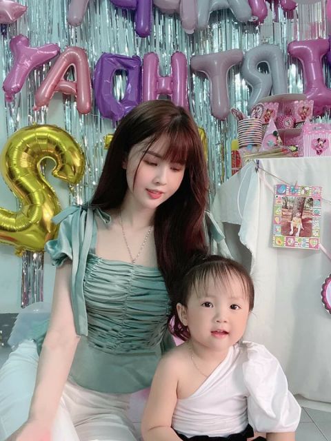 áo cổ vuông tay bồng nơ vai xinh xắn