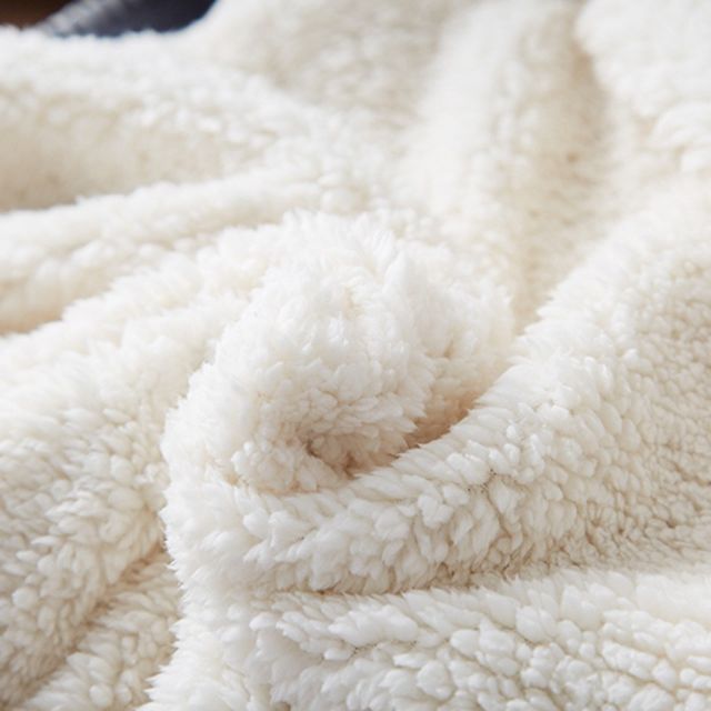 Chăn lông cừu siêu nhẹ, siêu ấm cho bé. Đảm bảo 100% lông chắc chắn. Ko xù.