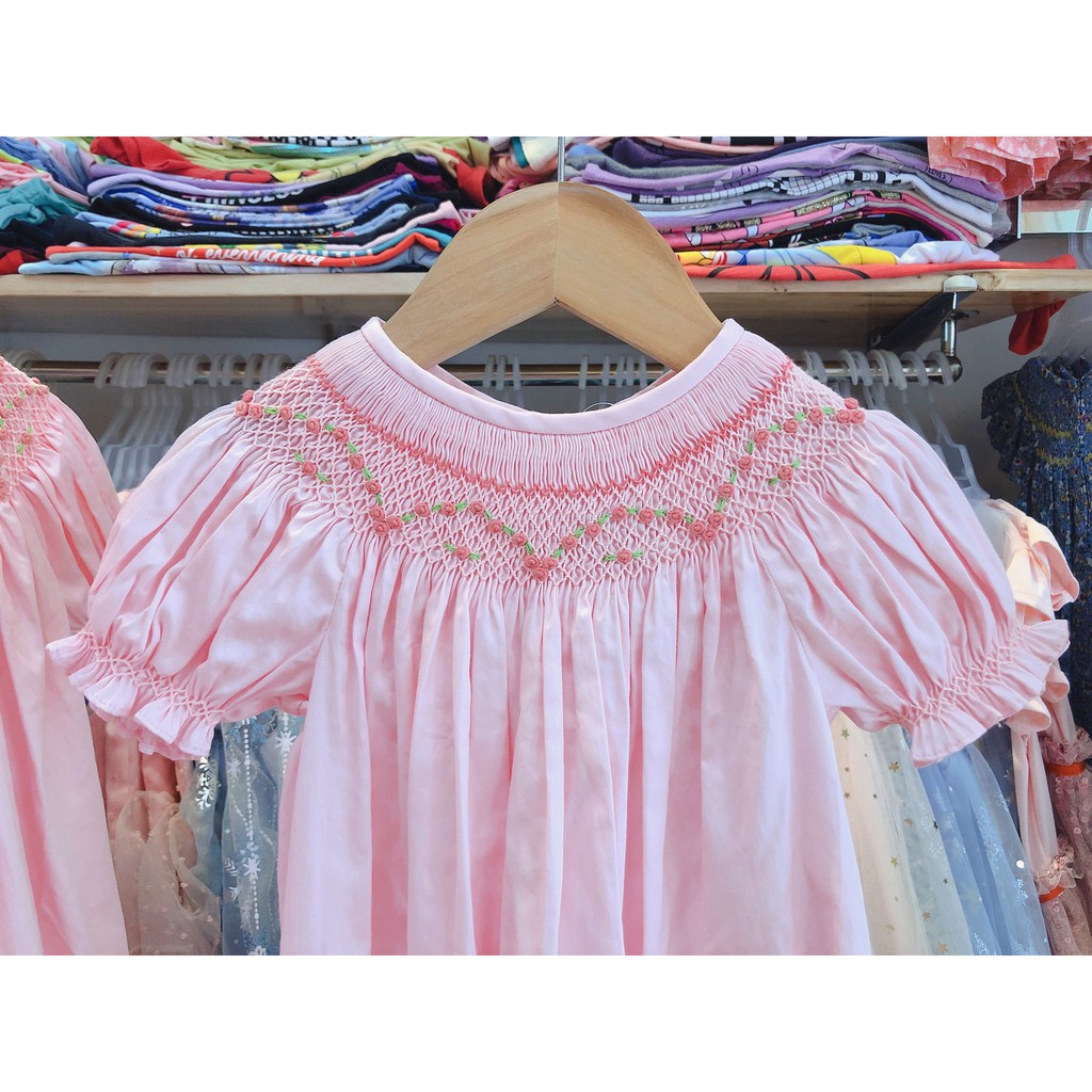 Váy smock hồng thêu hoa cổ tròn