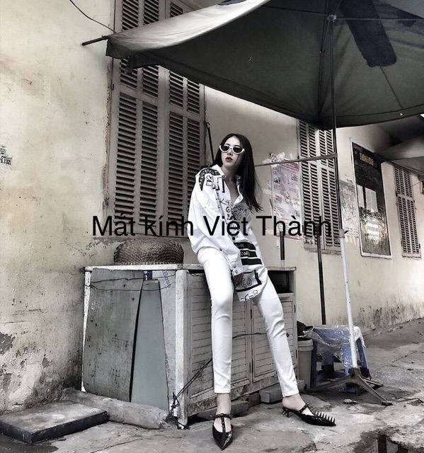 Kính bán nguyệt cut out chất nửa viền