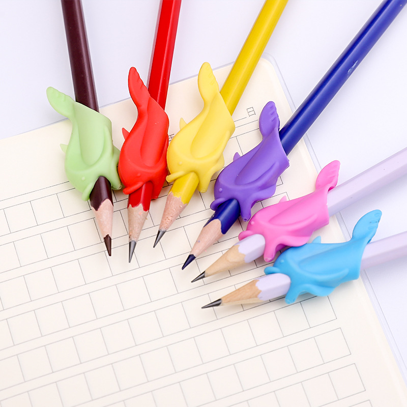 Cán đỡ bút bằng silicon hình cá heo hỗ trợ trẻ em cầm bút và viết chữ