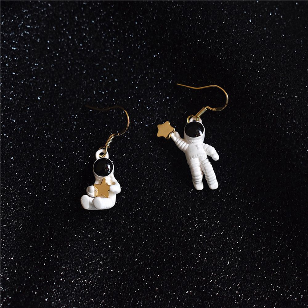 Đôi khuyên tai hình phi hành gia không đối xứng độc đáo