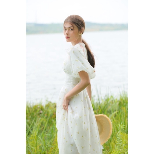 ĐẦM MIDI TRẮNG HOẠ TIẾT HOA CỔ BÈO KHOÉT TAY BỒNG