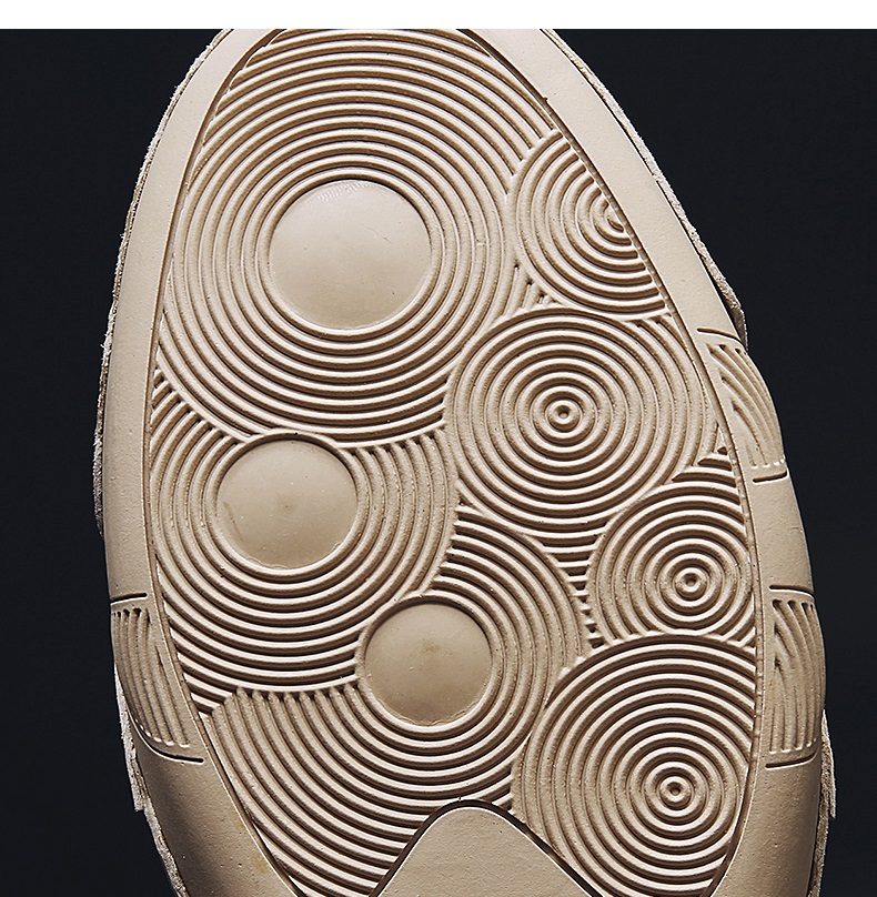 Giày thể thao thời trang cho nam khi leo núi