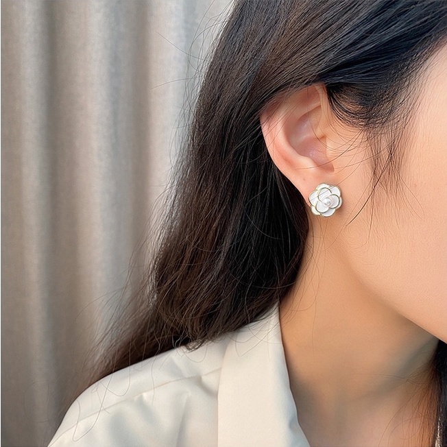 Bông Tai Hình Hoa Màu Trắng Đen Phong Cách Retro