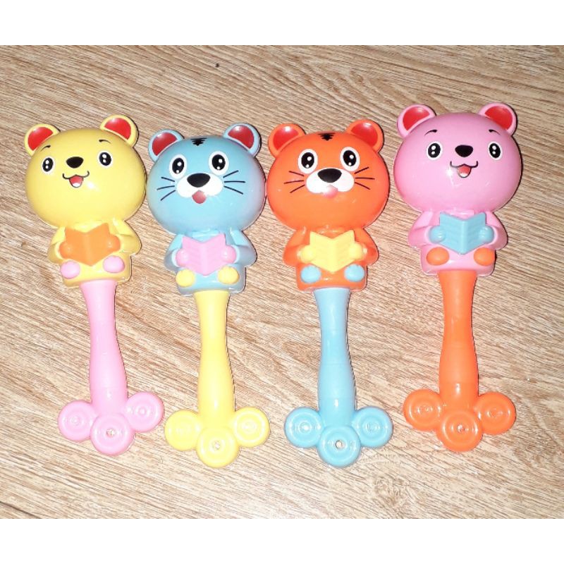 Một cái lục lạc hình chú Gấu dễ thương bằng nhựa