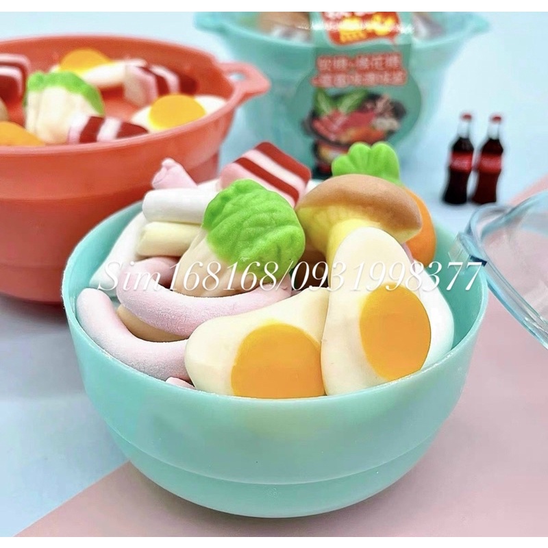 Một cái kẹo dẻo mix đủ mẫu kèm siro dâu hình chảo lẩu đồ chơi 3 tầng Hongkong cái lớn 40gam