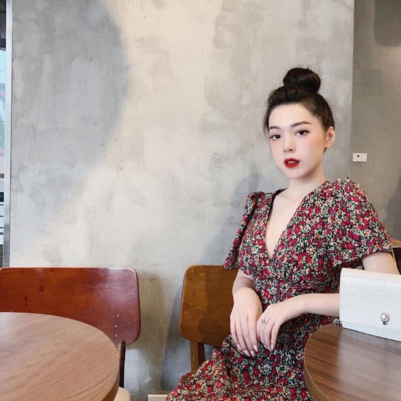 Đầm đỏ hoa nhí cổ v