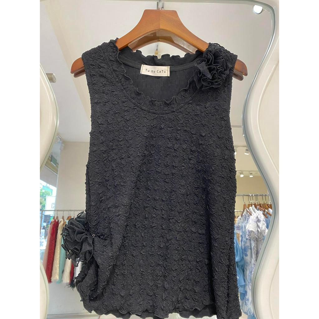 TUBYCATU | Áo thun xốp đen + 2 bông cài