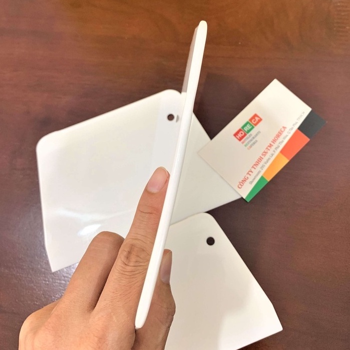 Dao cắt bột, dụng cụ vét bột làm bánh bằng nhựa, có 3 kích thước, có móc treo, dùng để cắt chia bột trước khi làm bánh