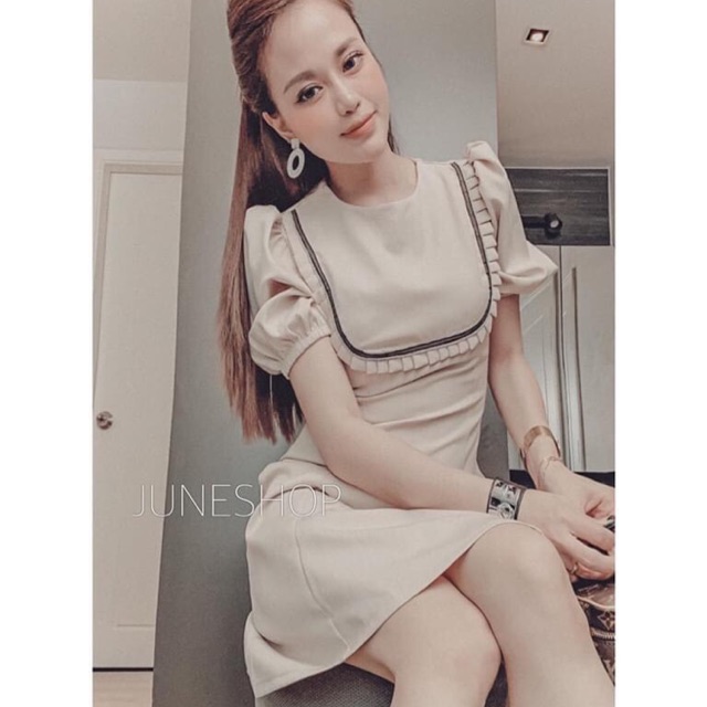 Váy be tay bồng viền bèo