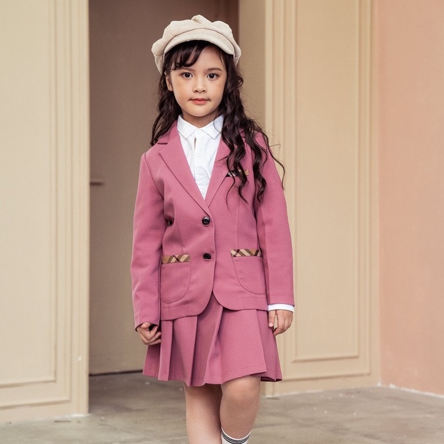 Set áo vest chân váy xếp ly màu hồng bé gái 137KIDS thiết kế 2 khuy viền túi kẻ caro xinh xắn