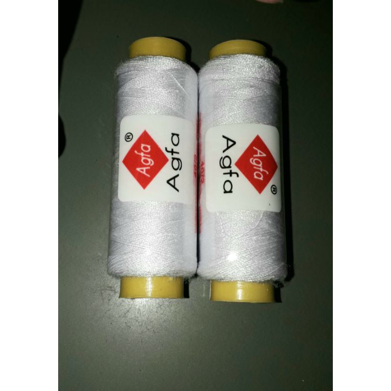 Hai cuộn chỉ màu trắng hoặc đen dùng may vá loại nhỏ