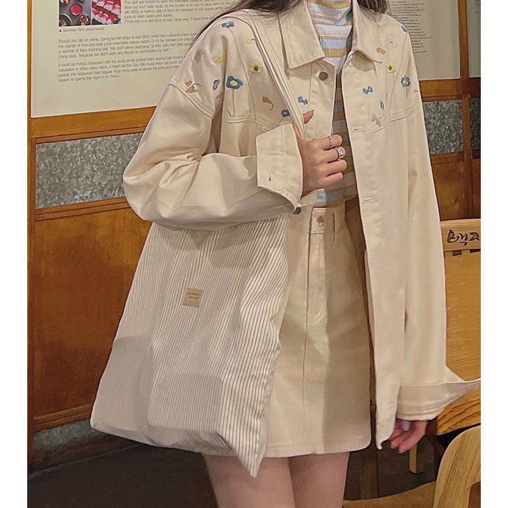 Áo Khoác Denim Thêu Hoa Dáng Rộng Màu Be Sữa Phong Cách Hàn Quốc Mùa Thu Năm 2021 St