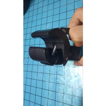 Kẹp đèn pin trợ sáng cho xe máy,xe đạp xoay 360 độ điều chỉnh tiêu cự