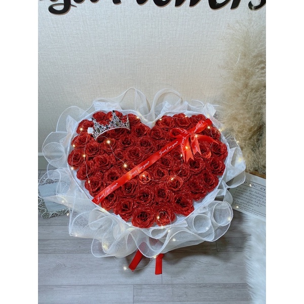 Bó Hoa 50 Bông Nhũ Trái Tim Kèm Vương Miện Đèn Chữ Và Thiệp