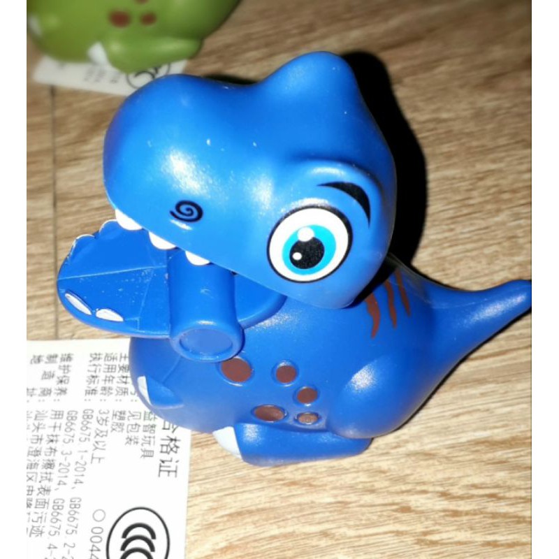 Một chiếc xe khủng long siêu dễ thương chạy chớn bằng nhựa rất đẹp