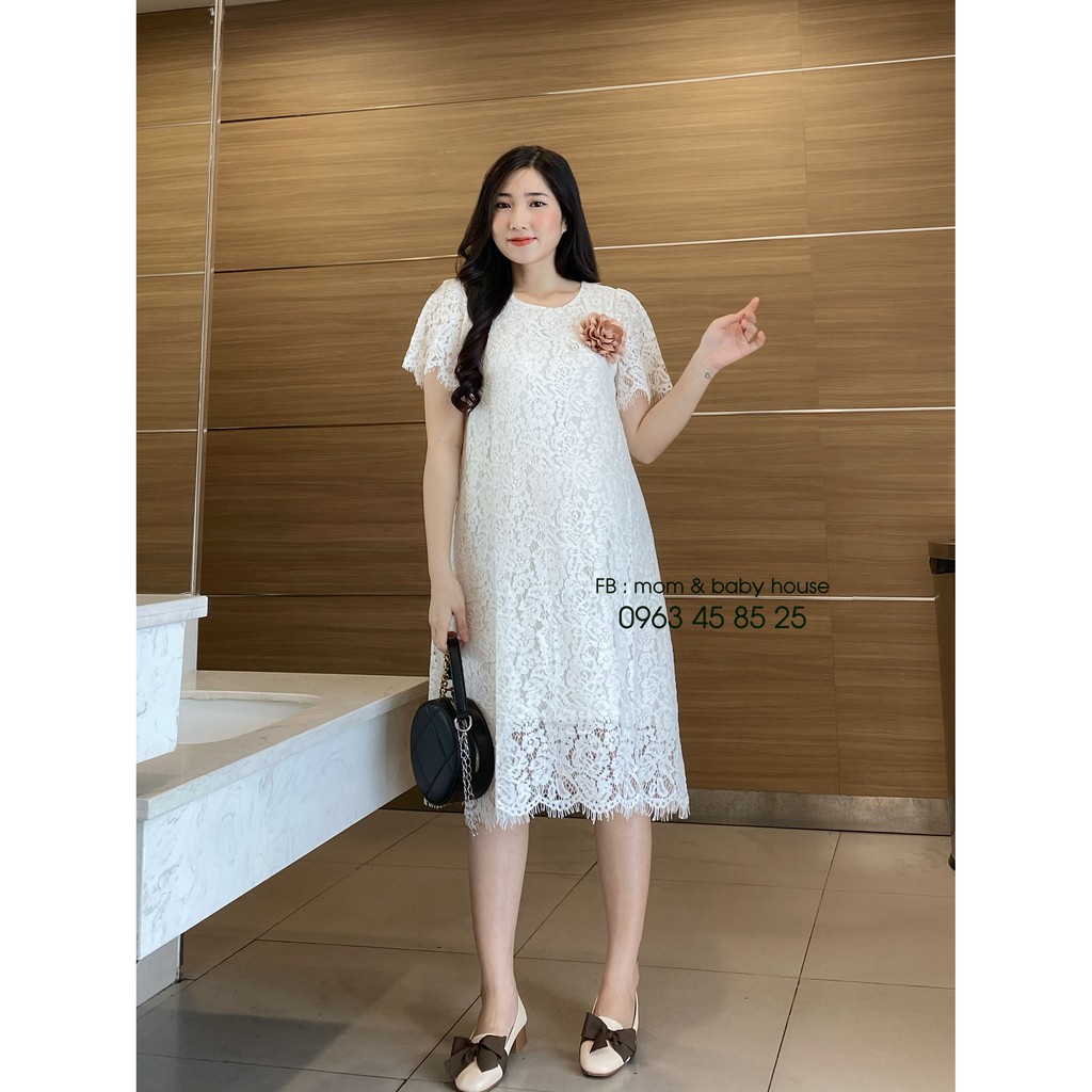 Đầm bầu ren trắng đi tiệc đính kèm hoa lụa cao cấp