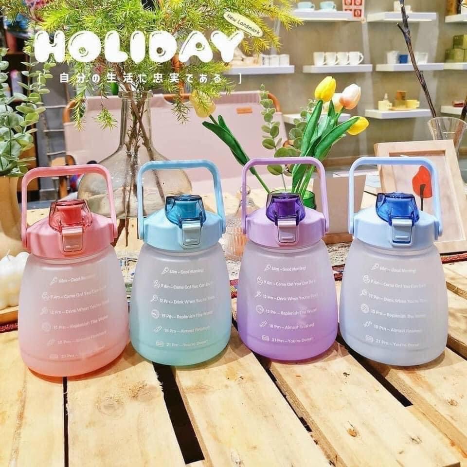 Bình đựng nước cute 1.3 lít có ống hút kèm dây và có quai sách có vạch chia nhắc nhở uống nước tặng sticker ngẫu nhiên