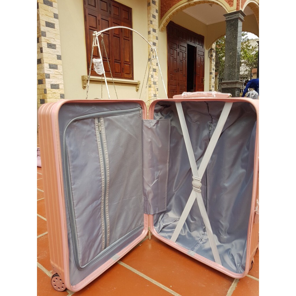 Người giúp việc tốt cho gia đình Vali nhựa VL022 size 28 sọc, bịt góc, chống xước cao cấp, bánh xoay linh hoạt, tay k
