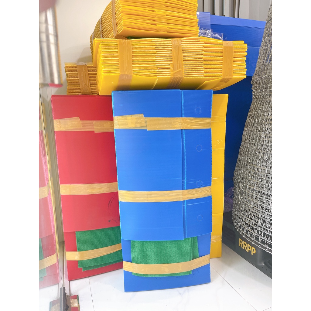Thùng Gà Tre bằng Nhựa Cao Cấp. Độ bền cao, chắc chắn. Phụ kiện để Gà ngủ, vận chuyển đi xa được thoải mái.