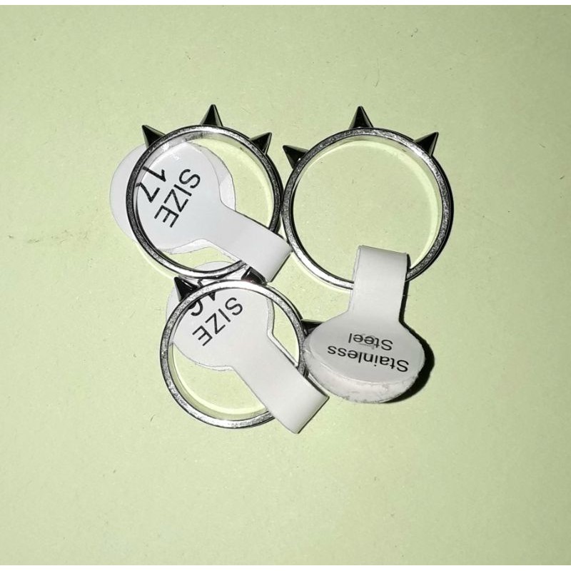 Một chiếc nhẫn đinh bằng thép không gỉ rất đẹp